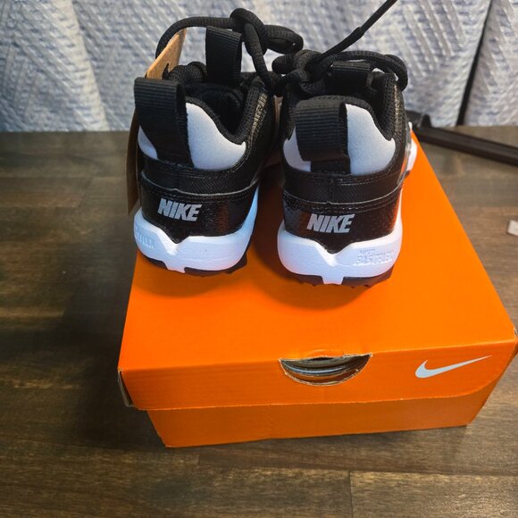 NIKE Boys/Girls Children Cleats 10C.  New in BOX - Picture 6 of 9